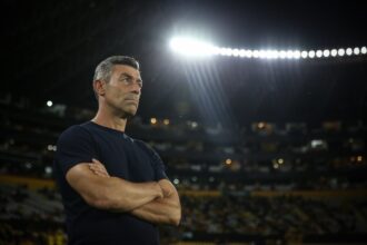 pedro-caixinha-chega-ao-brasil-e-se-reune-com-marcelo-teixeira-para-iniciar-trabalho-no-santos