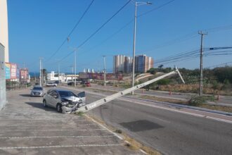 carro-bate-em-dois-postes-em-avenida-de-fortaleza-e-regiao-fica-sem-energia-eletrica