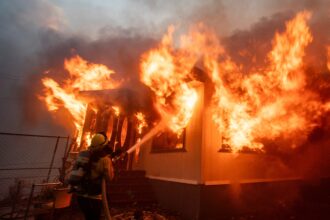 5-pessoas-morrem-e-mais-de-1,1-mil-imoveis-sao-destruidos-em-incendios-na-regiao-de-los-angeles;-siga