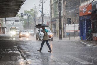 forte-chuva-alaga-ruas,-apaga-semaforos-e-causa-transtorno-no-transito-de-fortaleza;-veja-videos