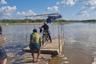 moradores-improvisam-balsas-para-atravessar-trecho-de-rio-que-encheu-apos-chuvas-em-iguatu,-no-ceara