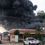 incendio-atinge-fabrica-de-calcados-em-maracanau,-na-grande-fortaleza;-video