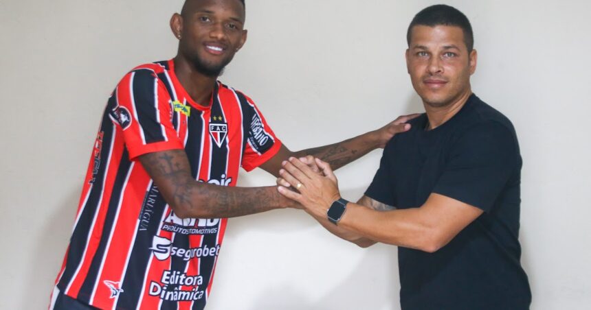 zagueiro-wesley-junio-renova-com-o-tubarao-da-barra-ate-2027