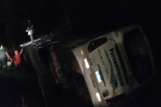 onibus-de-viagem-tomba-as-margens-de-rodovia-e-deixa-passageiros-feridos-no-ceara;-video