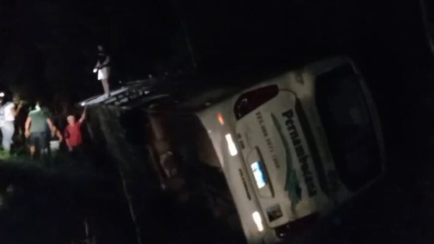 onibus-de-viagem-tomba-as-margens-de-rodovia-e-deixa-passageiros-feridos-no-ceara;-video