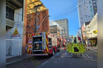 video:-incendio-atinge-predio-de-tres-andares-no-centro-de-fortaleza;-ha-risco-de-desabamento