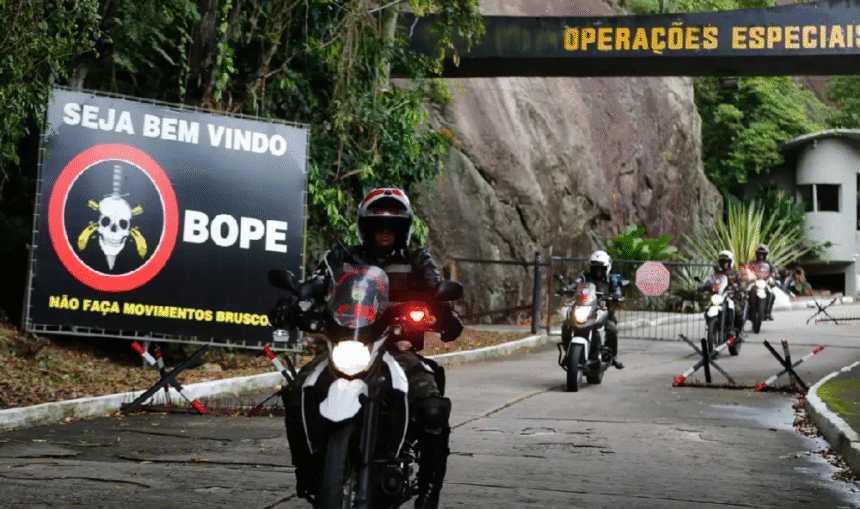 chefe-do-comando-vermelho-e-preso-de-cuecas-em-motel-pelo-bope
