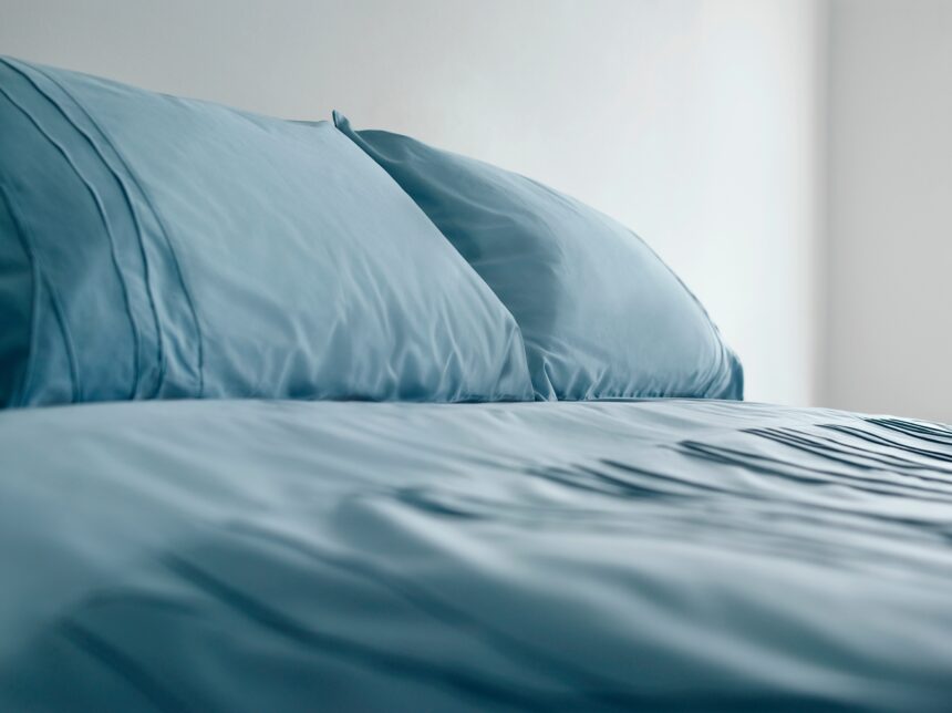 com-que-frequencia-voce-deve-lavar-a-roupa-de-cama?-microbiologista-explica