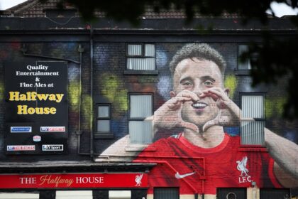 mural-de-autoria-coletiva-homenageia-diogo-jota-em-liverpool