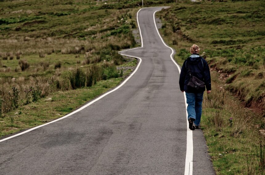 caminhar-7-mil-passos-por-dia-e-o-bastante-para-reduzir-varios-riscos-a-saude,-aponta-estudo