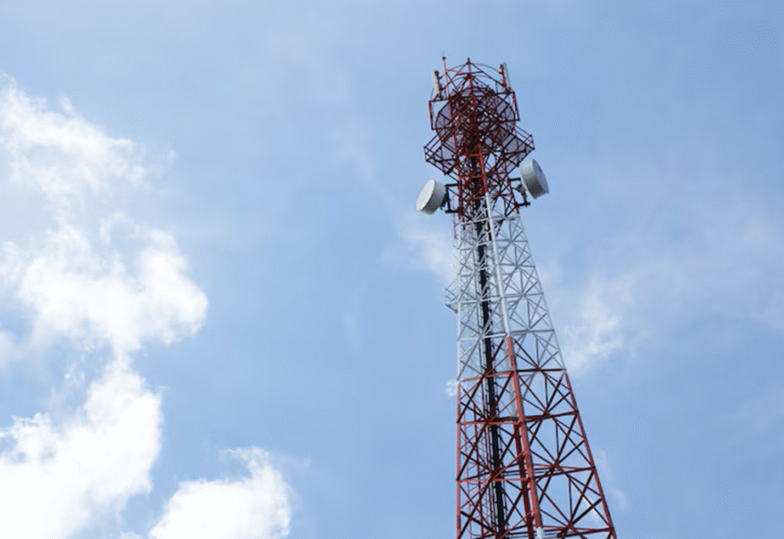 funcionario-passa-mal-e-fica-preso-no-topo-de-torre-de-celular-em-sp