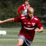 lucas-avanca-na-recuperacao-e-treina-no-campo-antes-de-duelo-do-sao-paulo-com-o-athletico-pr