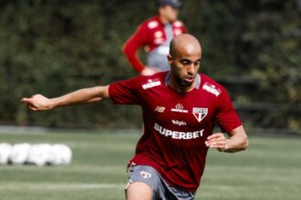 lucas-avanca-na-recuperacao-e-treina-no-campo-antes-de-duelo-do-sao-paulo-com-o-athletico-pr