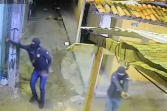 video:-criminosos-com-blusas-da-policia-civil-matam-homem-em-fortaleza