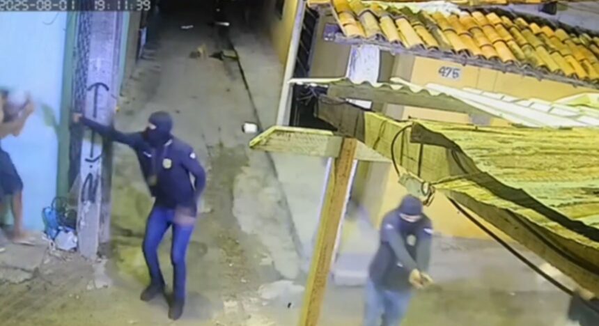 video:-criminosos-com-blusas-da-policia-civil-matam-homem-em-fortaleza
