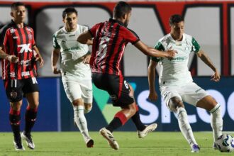 palmeiras-coloca-reservas-em-campo,-ve-vitoria-abrir-vantagem,-mas-busca-empate-no-barradao