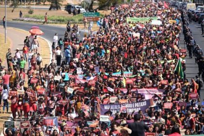 milhares-de-mulheres-indigenas-marcham-em-brasilia-as-vesperas-da-cop30-contra-pl-da-devastacao