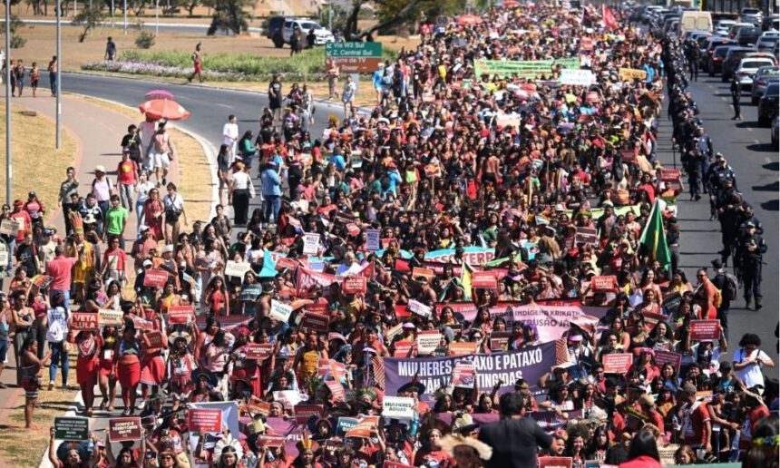 milhares-de-mulheres-indigenas-marcham-em-brasilia-as-vesperas-da-cop30-contra-pl-da-devastacao