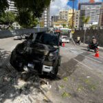 motorista-dirige-na-contramao,-bate-em-motociclista-e-derruba-poste,-em-fortaleza