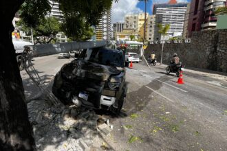 motorista-dirige-na-contramao,-bate-em-motociclista-e-derruba-poste,-em-fortaleza