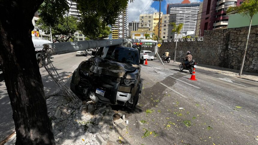 motorista-dirige-na-contramao,-bate-em-motociclista-e-derruba-poste,-em-fortaleza