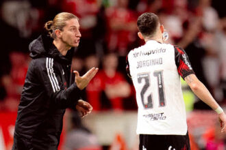 filipe-luis-enaltece-sacrificio-dos-jogadores-do-flamengo-em-classificacao-na-libertadores