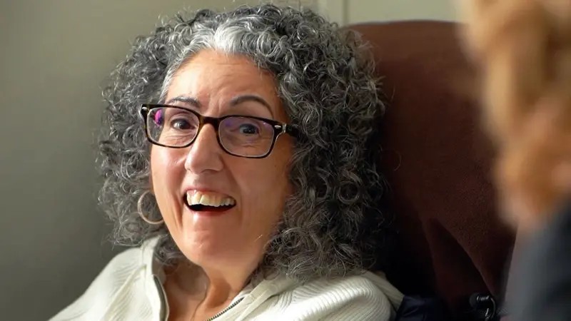 como-8-segundos-em-fita-de-vhs-devolveram-voz-a-mulher-com-doenca-degenerativa-apos-25-anos