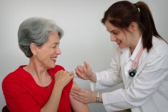 vacina-contra-herpes-zoster-pode-reduzir-risco-de-infarto-e-avc,-aponta-estudo