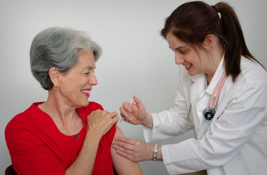 vacina-contra-herpes-zoster-pode-reduzir-risco-de-infarto-e-avc,-aponta-estudo