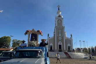 imagem-historica-de-nossa-senhora-das-dores-percorre-ruas-de-juazeiro-do-norte