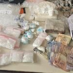 com-informacoes-da-coin/sspds,-pmce-prende-suspeito-com-drogas-e-arma-no-vila-uniao
