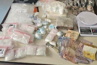 com-informacoes-da-coin/sspds,-pmce-prende-suspeito-com-drogas-e-arma-no-vila-uniao