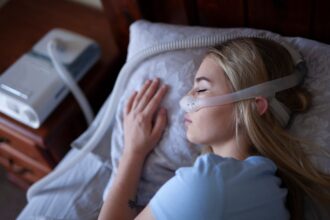 saiba-como-usar-o-cpap,-aparelho-contra-apneia-do-sono-e-ronco