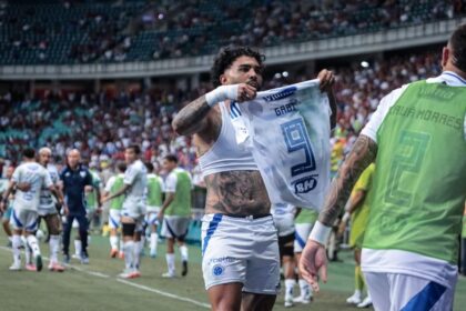 gabigol-decide,-cruzeiro-vence-o-bahia-e-assume-a-vice-lideranca-do-brasileiro