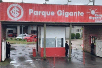 torcedores-invadem-ct-do-inter-para-protestar-contra-jogadores-em-semana-de-gre-nal