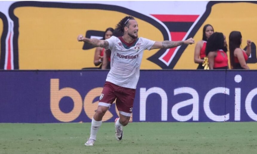 em-jogo-com-duas-expulsoes-no-primeiro-tempo,-fluminense-aguenta-pressao-e-vence-vitoria