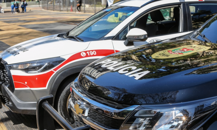 policial-de-folga-entra-na-contramao-em-rua-da-zona-oeste-de-sp-e-atinge-moto-e-carro-parados