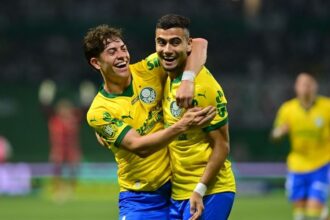andreas-pereira-marca-dois-gols,-palmeiras-goleia-fortaleza-por-4-a-1-e-assume-vice-lideranca