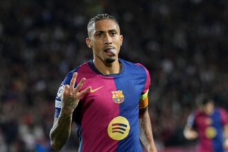 raphinha-sofre-lesao-na-coxa-direita,-fica-tres-semanas-parado-e-desfalca-o-barcelona-e-a-selecao