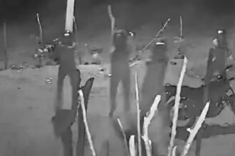 video:-grupo-de-homens-cerca-casa-e-dispara-varias-vezes;-vitima-levou-um-tiro