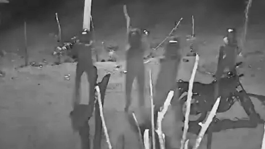 video:-grupo-de-homens-cerca-casa-e-dispara-varias-vezes;-vitima-levou-um-tiro