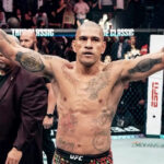 alex-poatan-atropela-russo-com-nocaute-em-80-segundos-e-retoma-cinturao-do-ufc