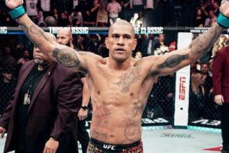 alex-poatan-atropela-russo-com-nocaute-em-80-segundos-e-retoma-cinturao-do-ufc
