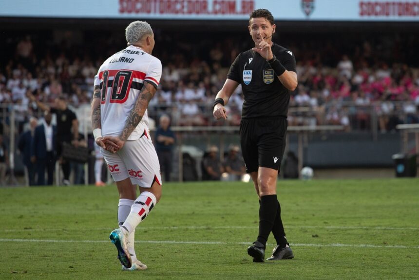 sao-paulo-se-revolta-com-arbitragem-‘escandalosa’-em-classico;-cbf-afasta-juizes