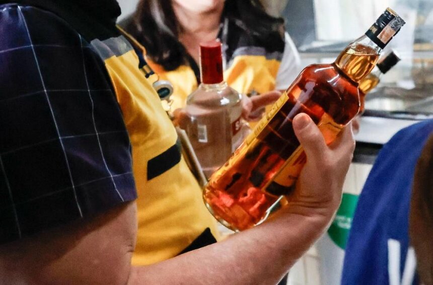 mercado-ilegal-de-alcool-no-brasil-gera-prejuizo-de-r$-28-bilhoes,-aponta-estudo