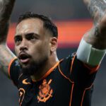 corinthians-mostra-apetite,-ganha-do-atletico-mg-com-golaco-de-maycon-e-ameniza-turbulencia
