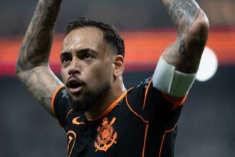 corinthians-mostra-apetite,-ganha-do-atletico-mg-com-golaco-de-maycon-e-ameniza-turbulencia