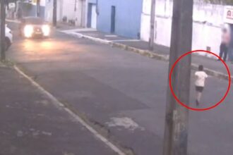 video:-menino-autista-de-7-anos-sai-escondido-de-escola-e-mae-se-desespera-ao-descobrir