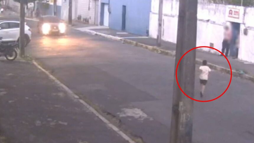 video:-menino-autista-de-7-anos-sai-escondido-de-escola-e-mae-se-desespera-ao-descobrir