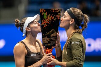 luisa-stefani-e-campea-de-duplas-do-wta-500-de-toquio-e-chega-embalada-para-a-disputa-do-finals